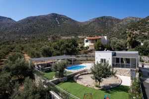A chic family holiday villa Gloria on the Bali coast of Crete, fully equipped with all the required amenities.