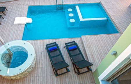  pool and sunbeds