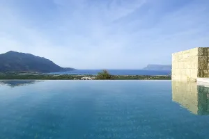 Une villa Symphonie privée de luxe à flanc de colline près de Kissamos à La Canée, entièrement équipée avec tout le confort moderne