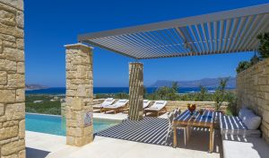 Eine luxuriöse private Villa in Hanglage in der Nähe von Kissamos in Chania, komplett ausgestattet mit allen erforderlichen Annehmlichkeiten.