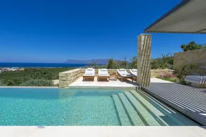Une villa privée de luxe à flanc de colline près de Kissamos à La Canée, entièrement aménagée avec toutes les commodités nécessaires.