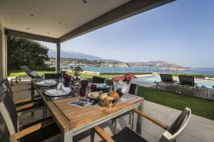 La résidence Almyra est une maison de vacances de luxe sur la côte ouest ensoleillée de la Crète, entièrement équipée avec tout le confort moderne.