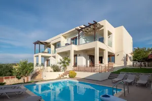 Ce nouveau complexe de maisons de vacances de luxe à la mode se trouve à Loutra, près de Réthymnon, et offre toutes les commodités modernes.