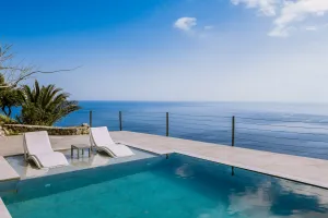Surplombant la Méditerranée, la Villa Spiros est une location de luxe récemment rénovée entièrement équipée avec tout le confort moderne.