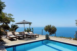 Die Villa Spiros mit Blick auf das Mittelmeer ist eine neu renovierte Luxusvermietung, die mit allem Komfort ausgestattet ist.