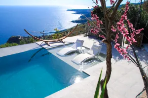 Une villa de luxe récemment rénovée surplombant la Méditerranée, entièrement équipée avec des équipements modernes.