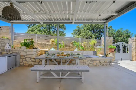 outdoor dining area