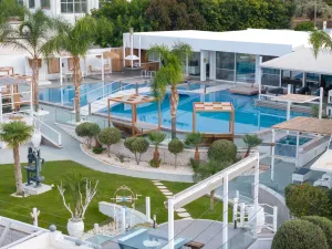 Une résidence élégante et luxueuse d'une beauté unique, située sur un grand terrain privé près de la plage d'Anissaras, avec un sauna, une cave à vin, une salle de sport et la plus grande piscine de lac que vous verrez dans une maison de vacances.