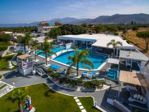 Une résidence élégante et luxueuse d'une beauté unique, située sur un grand terrain privé près de la plage d'Anissaras, avec un sauna, une cave à vin, une salle de sport et la plus grande piscine de lac que vous verrez dans une maison de vacances.