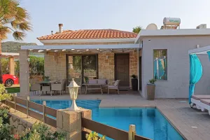 A fully equipped new holiday villa, ideal for relaxing, within walking distance to the beach.