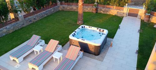  exterior jacuzzi & sunbeds