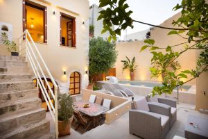 Das stilvolle, neu renovierte Luxus-Ferienhaus Byblos in Rethymno bietet exklusive Erholung mit allem Komfort.