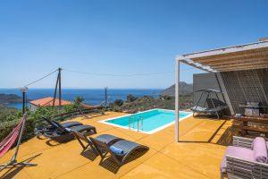 Mirthios Panorama-Villa an der Südküste mit Pool, großem Außenbereich, Dachterrasse mit atemberaubender Aussicht und Sonnenuntergang