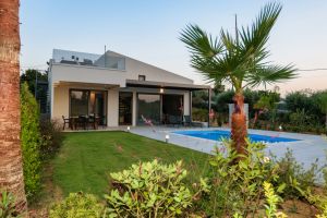 Dieses elegante neue Luxus-Ferienhaus auf Kreta bietet eine Vielzahl moderner Annehmlichkeiten für einen herrlichen Urlaub in Griechenland.