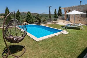 Genießen Sie die atemberaubende Aussicht in den Stefania-Villen, um sich zu entspannen und Ihre Stimmung zu verbessern, mit Pool, Sauna und Fitnesseinrichtungen