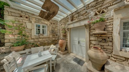  outside sitting area
