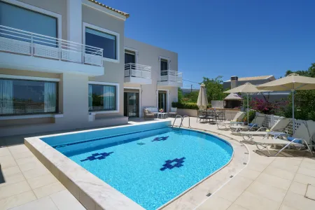  pool and sunbeds