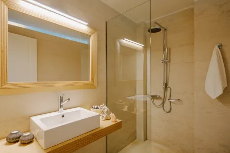  ensuite bathroom (villa 1)