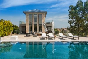 Sea View 2, часть комплекса вилл для отдыха Sea Crete Villas, представляет собой шикарную новую греческую виллу в Терсанасе, модно оформленную и оснащенную современными удобствами для эксклюзивного отдыха.