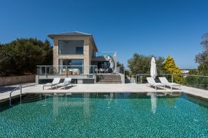Als Teil eines stilvollen Ferienkomplexes ist Seafront 2 eine abgelegene neue griechische Villa in Kalathas, geschmackvoll eingerichtet und mit allem Komfort für einen privaten Luxusurlaub ausgestattet.