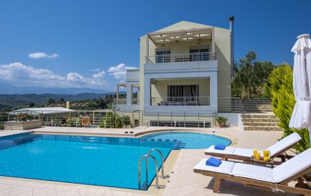  Pool lounge area