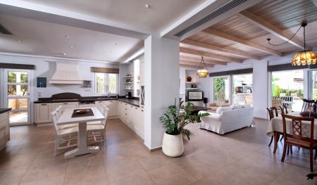  open plan kitchen-living room