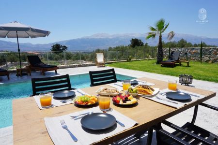  outdoor dining by the pool