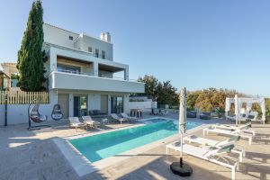 Moderne Luxus-Eichenvilla in Rethymno, Kreta, komplett ausgestattet mit allem Komfort und herrlichem Meerblick.