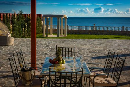  outdoor dining area