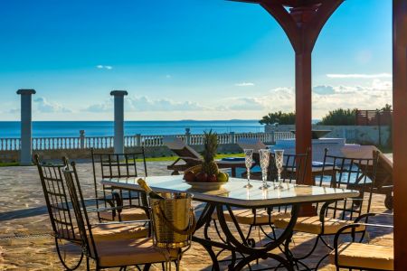  outdoor dining area