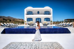 Die Villa Santorini ist Teil der Wine Dark Sea Villas und liegt auf den Klippen in der Nähe der Stadt Lygaria auf Kreta