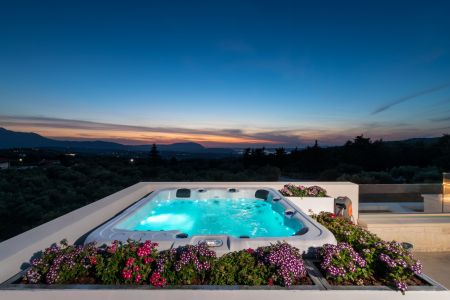  jacuzzi by night