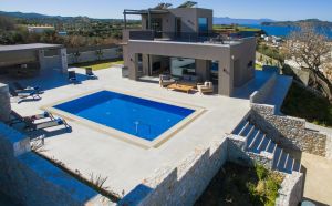 Located in Kato Galatas in Chania, Esperia Villa luxury accommodation welcomes large families and groups of friends.