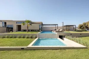 La Villa Pnoe Etheras offre toutes les commodités modernes pour une escapade en bord de mer