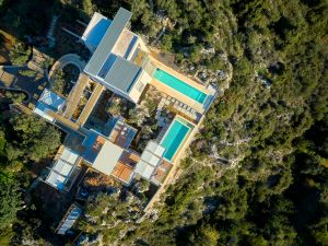 Das Olives and Thyme Retreat bietet allen modernen Komfort für einen luxuriösen Kurzurlaub auf einer griechischen Insel.