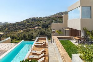 Die stilvolle, neu erbaute Villa Domus Aestas Elia bietet eine Vielzahl moderner Annehmlichkeiten für den idealen Urlaub auf einer griechischen Insel