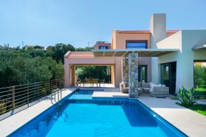 Neu erbaute Villa mit privatem beheiztem Pool, die alle besten Annehmlichkeiten für einen idealen griechischen Urlaub bietet.