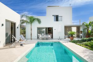 Die neue moderne Villa Tessera bietet alle Annehmlichkeiten für einen idyllischen, exklusiven Urlaub auf einer griechischen Insel