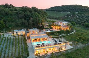 Domaine Mantilari avec piscines et cave à vin, entouré de vignobles et de bosquets Οlive. Idéal pour les grands groupes.