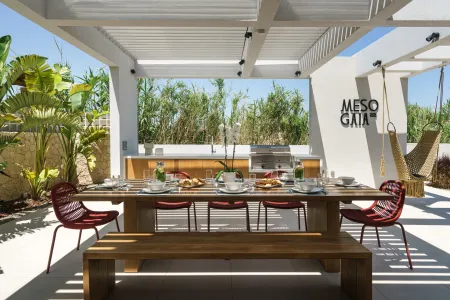  Dinnig table