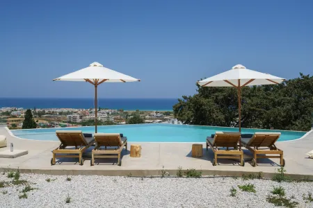  pool and sun loungers