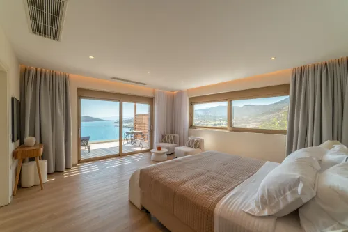  bedroom with window sea view