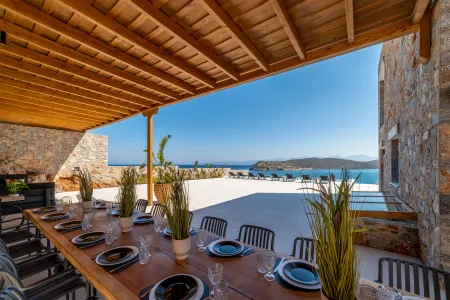   outdoor dinning area