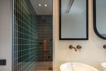 ensuite bathroom with shower