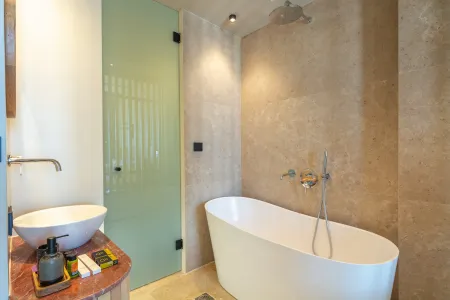  ensuite bathroom with bathtub