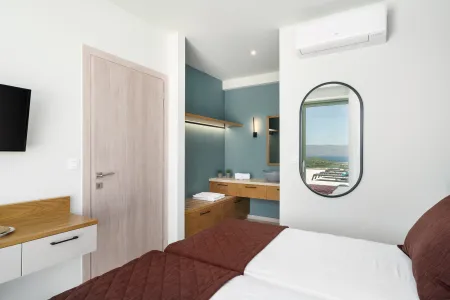 twin bedroom and ensuite bathroom