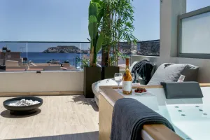 New Modern Comfort Charavgi Suite with Jacuzzi, Just Steps from Agia Pelagia Beach