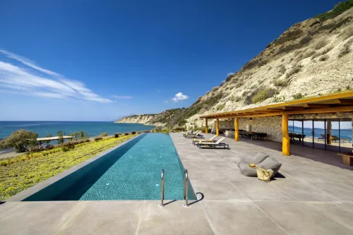  Large infinity pool facing the sea