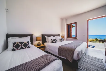 Bedroom with double, single bed and ocean view