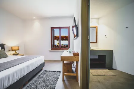  Double bed room with en suite and mirror